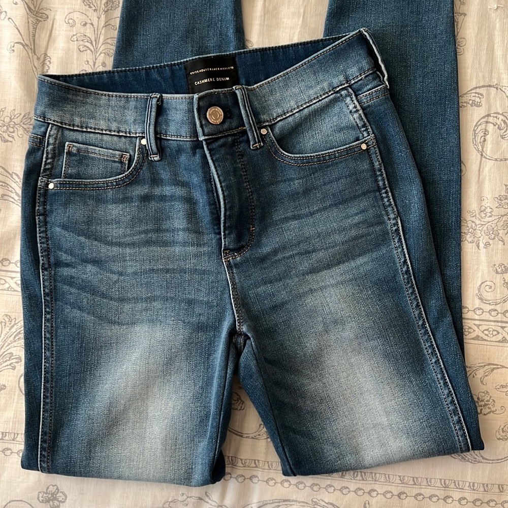 White House Black Market Cashmere Denim Jeans Sz 2 S (short) like new 🥰🧑‍🎄🎁